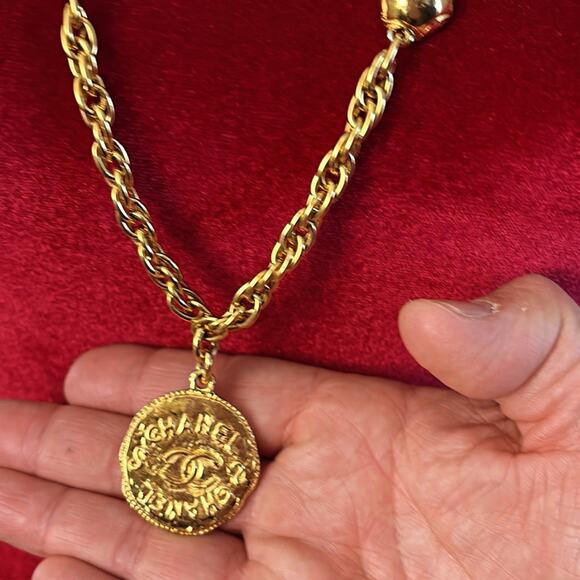 CHANEL Gold plated CC LOGOS Round Vintage Chain Elegant Necklace Pendant - Picture 8 of 12